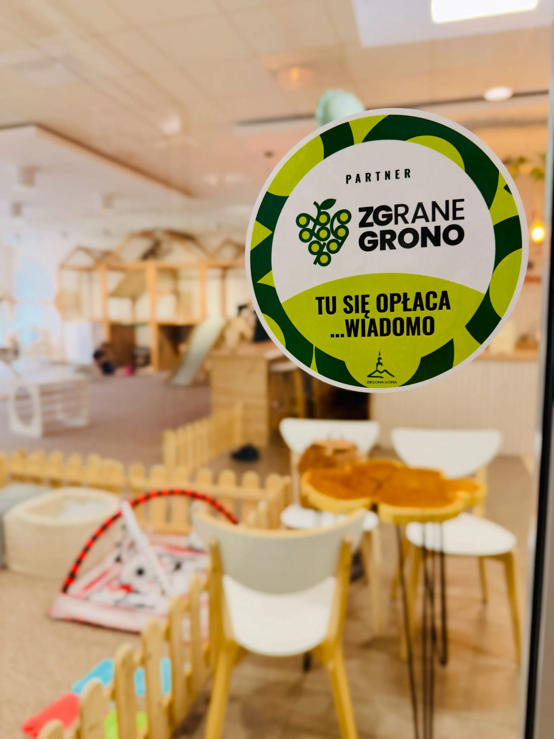zgrane grono logo w a w tle zdjęcie bawialni